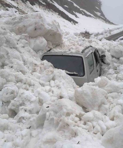 Çığ altında kalmaktan son anda kurtuldular