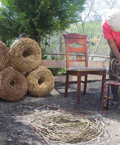 Doğadan Topluyor, Türkülerle Örüyor