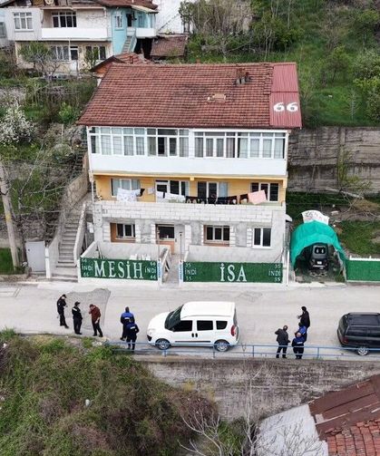 Evin Çatısına Ve Önündeki Çitlere Yazılan Yazılar Ekipleri Harekete Geçirdi