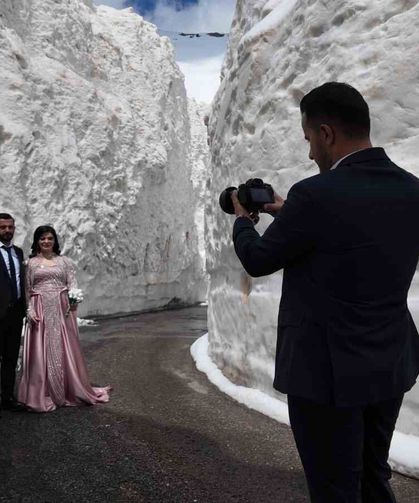 Gelin Ve Damat Adayı Kar Tünelinde Fotoğraf Çekimi Yaptı