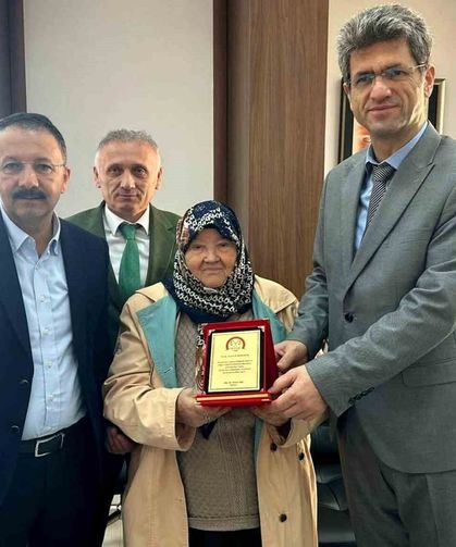 Gurbetçi Anne Ve Oğlundan Memleketine Sağlık Desteği