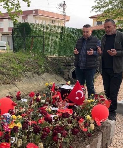 Saldırıda Hayatını Kaybeden Adnan'ın Mezarlarına Bırakılan Notlar Duygulandırdı