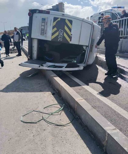 Samsun'da Minibüs Devrildi: 1 Yaralı