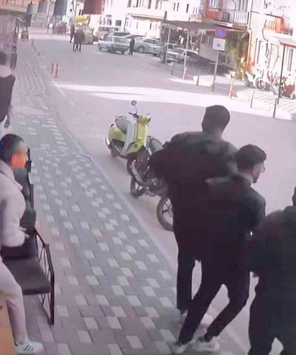 Simav'da 4.8 Büyüklüğünde Deprem Anı Kamerada