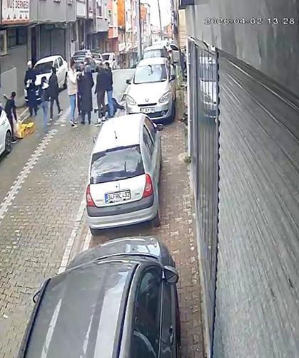 Sosyal Medyadan Tartıştıkları Kadını Sokak Ortasında Bayılana Kadar Dövdüler; O Anlar Kamerada