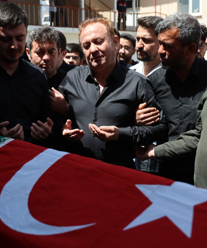 Saldırıda Ölen Öğretmenin Eşi Ve Çocukları Tabut Başında Gözyaşı Döktü