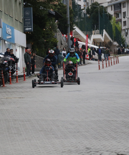 Hurda Malzemelerden Yaptıkları Araçlarla Yokuş Aşağı Yarıştılar