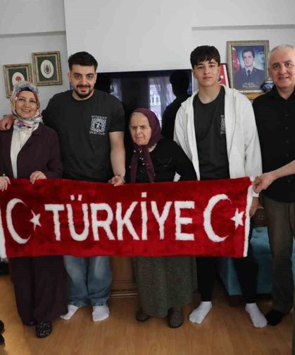 90 Yaşındaki Şehit Annesini Duygulandıran Hareket