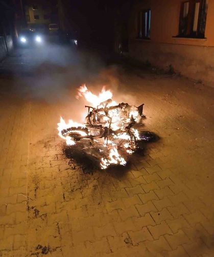 Ailesine Kızdı, Motosikleti Sokak Ortasına Yaktı