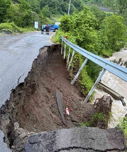Artvin'de Dere Taştı, 5 Köyün Ulaşımını Sağlayan Yol Hasar Gördü