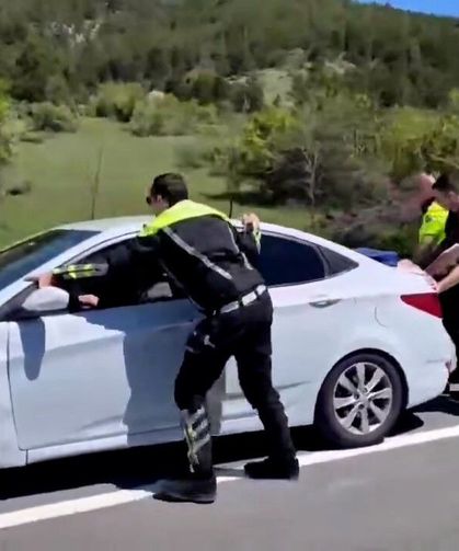 Bolu'da Polis Ekipleri Kaza Yapan Aracı İterek Trafiği Rahatlattı