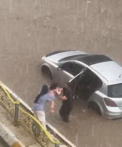 Yollar Göle Döndü: Araçlar Mahsur Kaldı