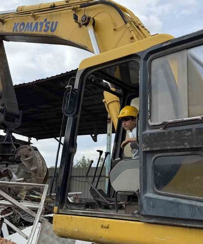 Henüz 6 Yaşında Ama Oyuncak Oynar Gibi İş Makinesi Kullanıyor