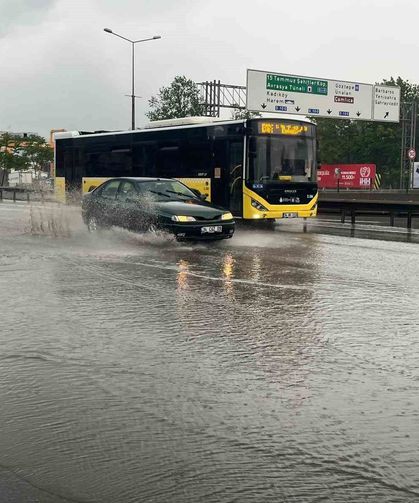 İstanbul'da Sağanak Etkisini Göstermeye Başladı: Yollar Göle Döndü