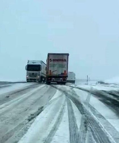 Kar Ve Tipi Bastırdı, Araçlar Yolda Kaldı