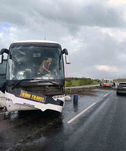 Kontrolden Çıkan Tur Otobüsü Refüje Çarptı: 16 Yaralı