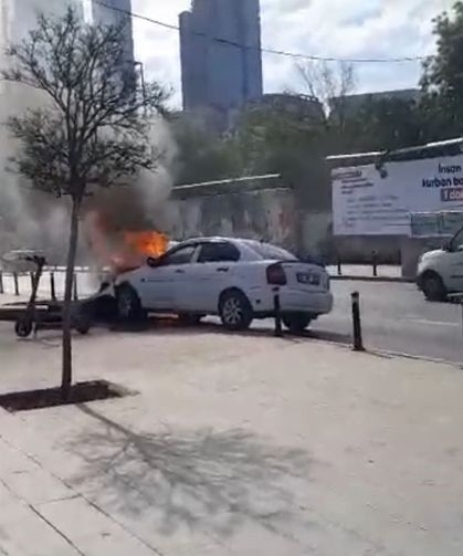 Benzin Deposu Sızan Otomobilin El Frenini Çekmeyi Unuttu, Tabeleya Çarpan Araç Alev Alev Yandı