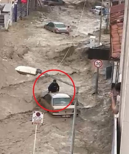Selde Can Pazarı: Sel Sularına Kapılan Aracın Üzerinde Hayata Tutundu