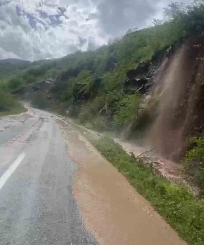 Trabzon-bayburt Karayolunda Ulaşıma Sel Engeli