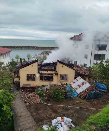 Trabzon'un Araklı İlçesinde Yangında 2,5 Ton Fındık Kül Oldu