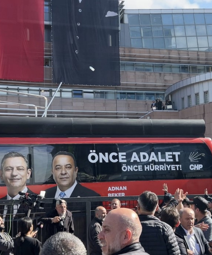 CHP Genel Merkezi Önünde Gerginlik: Su Şişeleri Havada Uçuştu