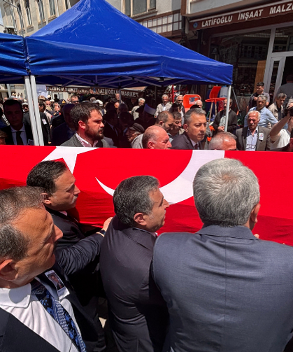 Kalp Krizine Yenik Düşen Vali Yardımcısı Şenol Esmer Memleketi Trabzon’da Toprağa Verildi