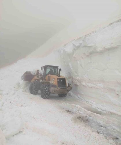 Artvin'de Haziran Ayında Kar Mesaisi