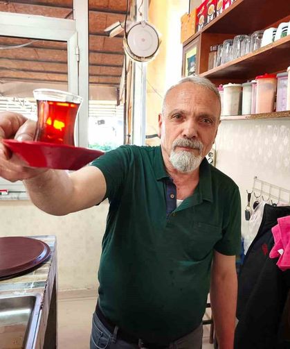 Çay Demlerken Şiir Yazıyor: 40 Yıllık Çaycı Şiirleriyle Gönül Isıtıyor