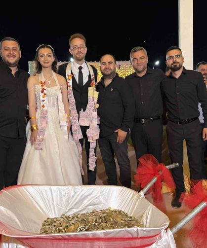 Damada Öyle Bir Takı Taktılar Ki Taşımak İçin El Arabası Gerekti