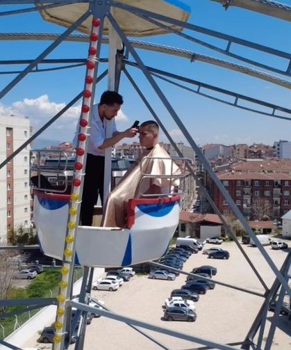 Dönme Dolabın Zirvesinde Macera Dolu Saç Kesimi