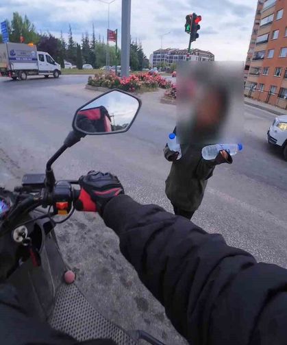Müşterinin Teslim Almadığı Siparişi Yolda Su Satan Çocuklara Verdi
