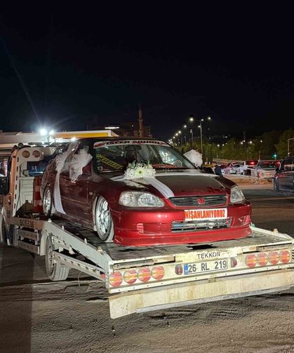 Süsleri Bozulmasın Diye Nişan Arabasını Çekici Üstünde Tören Salonuna Götürdüler