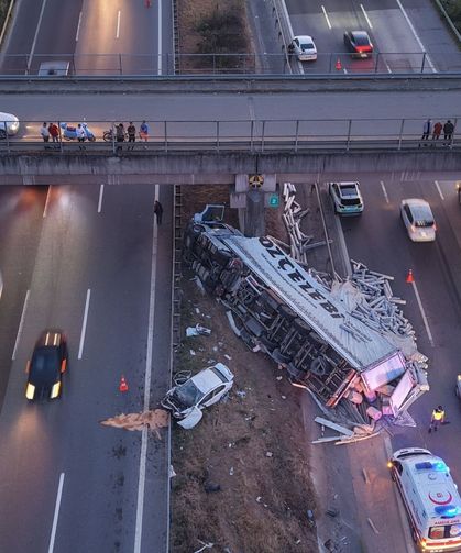 TEM'de halı yüklü tır ile otomobil çarpıştı: 6 yaralı