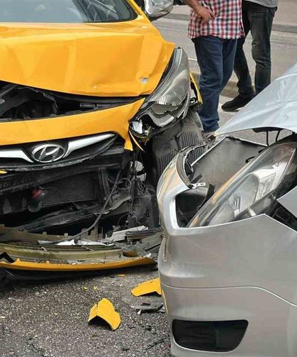 Samsun'da Otomobiller Kafa Kafaya Girdi: 2 Yaralı