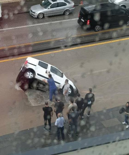 Şiddetli Yağış Hayatı Felç Etti: Yol Çöktü, İş Yerlerini Su Bası