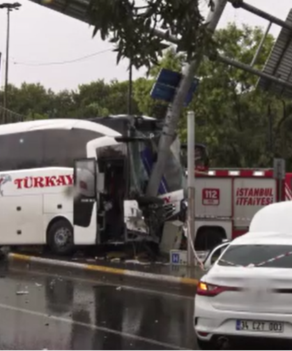 Yolcu Otobüsü İle Otomobil Çarpıştı: 30 Yaralı