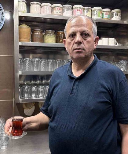 4 Metrekare Dükkanda 43 Yıldır Çay Demliyor