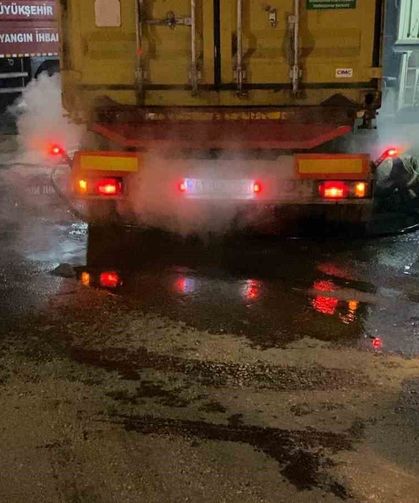 Lastik Sebebiyle Yanan Tırı 10 Kilometre Sürüp İtfaiyeye Yetiştirdi