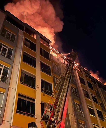Ordu'da Binanın Çatı Katı Alevlere Teslim Oldu