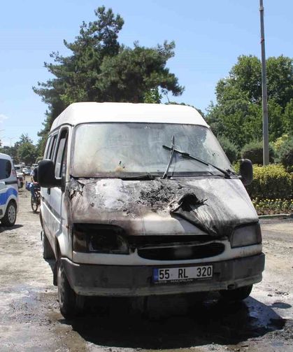 Samsun'da Seyir Halindeki Minibüs Alevlere Teslim Oldu