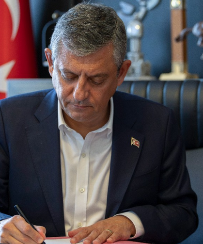 Özgür Özel ve 90 milletvekili CHP’den istifa etti