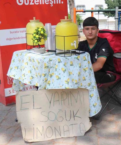 14 Yaşındaki Buğra Limonata Satarak Asgari Ücretin Üç Katı Kazandı