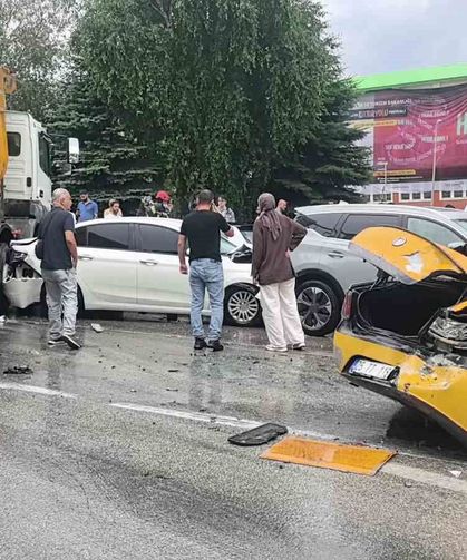 Erzurum'da 10 Araçlı Zincirleme Kaza: 5 Yaralı