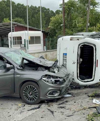 Yoldan Çıkan Araç Havalanarak Otomobilin Üzerine Düştü: 4 Yaralı