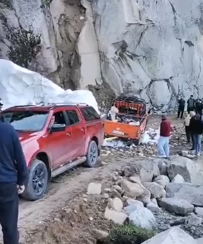 Arhavi’de Yayla Yolunda Kar Sürprizi: Mahsur Kalan Araç Kurtarıldı