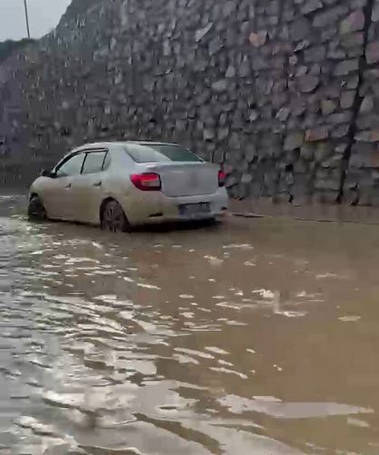 Erzurum-Artvin Karayolunda Sel: Dereler Taştı, Bir Araç Mahsur Kaldı