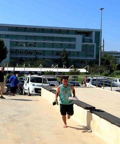 Kan Ter İçinde Elide Terlikle Yalınayak Koşarak Geldiği Sınavı Saniyelerle Kaçırdı