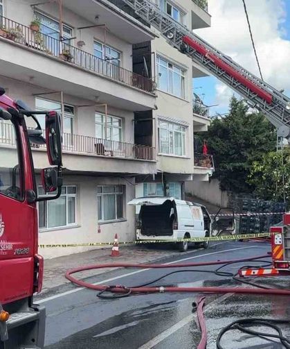 Sarıyer'de Korkutan Yangın: İki Binanın Çatısı İle Bir Araç Yandı