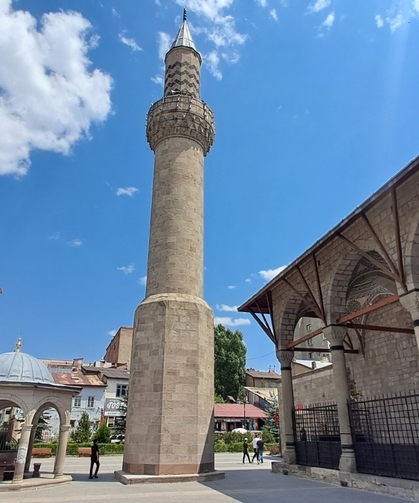 Önce minare yapıldı, cami sonradan eklendi