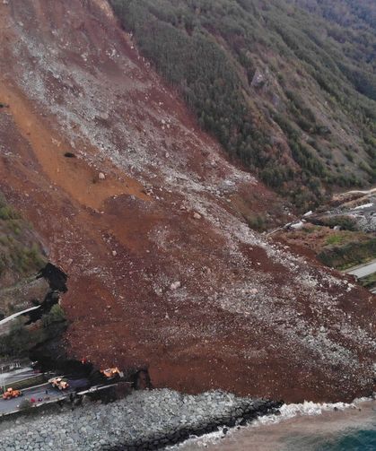 Karadeniz Sahil Yolu’nda dev kaya tehlikesi